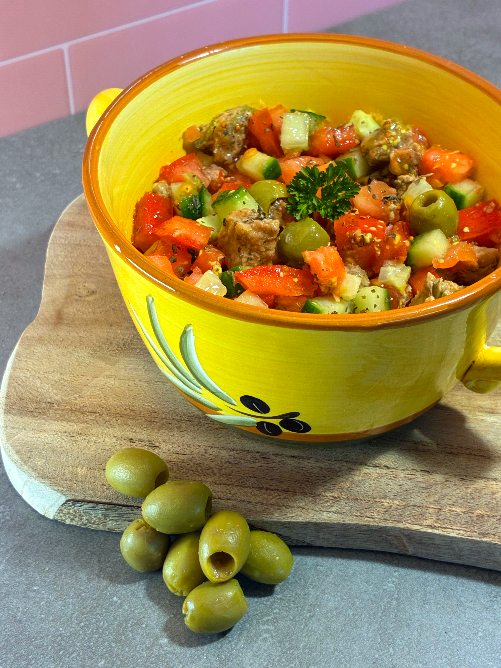 Salade d'été méditerranéenne à la terrine Térinéo Olives & Poivrons