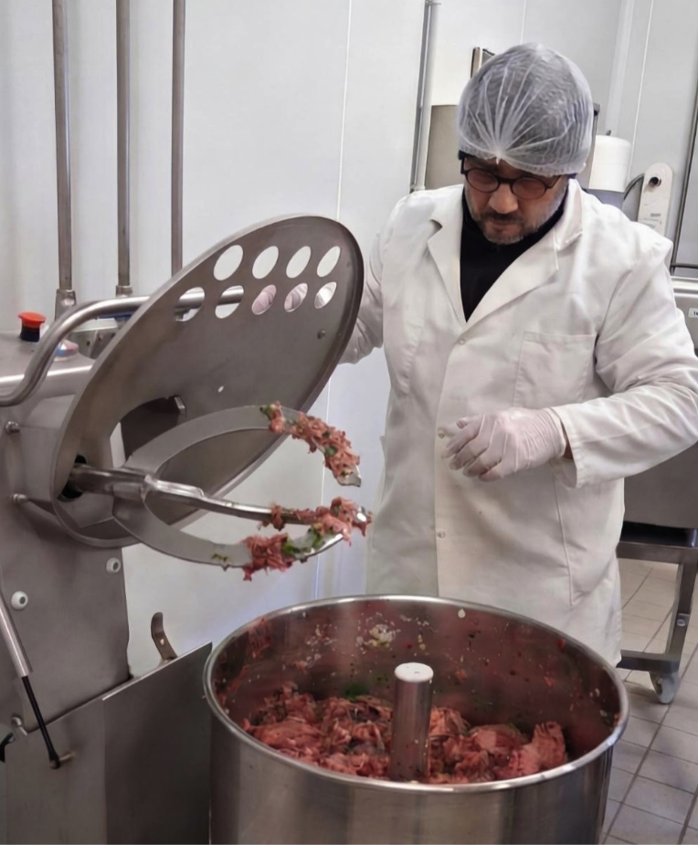 Chabane, le fondateur de Térinéo, en train de préparer une terrine