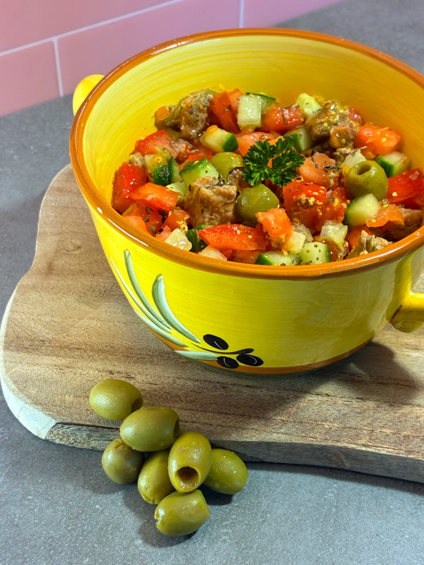 Salade d'été méditerranéenne à la terrine Térinéo Olives & Poivrons
