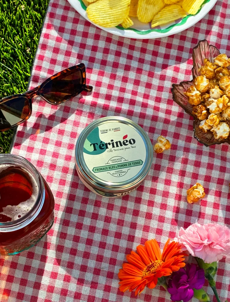 Pot Térinéo Fromage Bleu sur nappe rouge en pique-nique avec verre de boisson