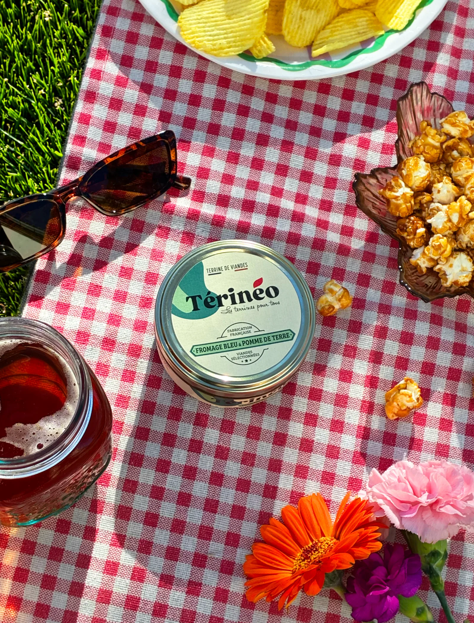 Pot Térinéo Fromage Bleu sur nappe rouge en pique-nique avec verre de boisson