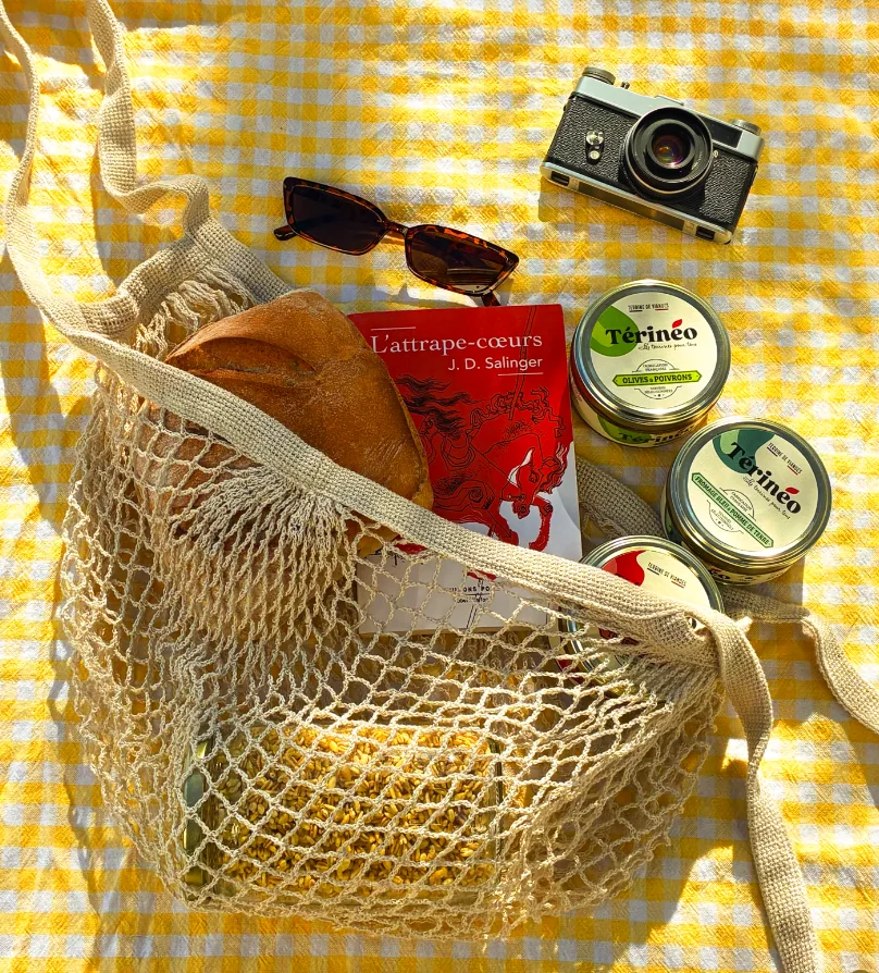 Panier en filet avec pots Térinéo, baguette et livre